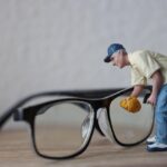 Due mani che puliscono delicatamente le lenti degli occhiali con un panno in microfibra.